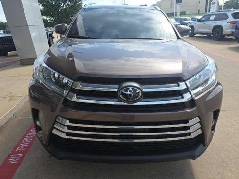 Used 2019 Toyota Highlander Limited FWD image 3