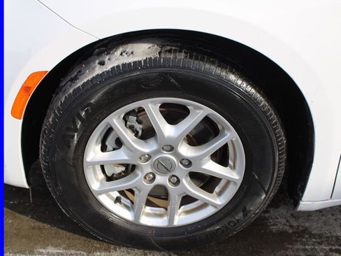 Used 2023 Chrysler Pacifica Touring-L image 12