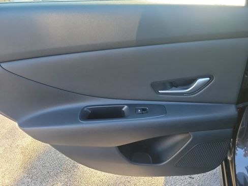 Used 2022 Hyundai Elantra SEL w/ Convenience Package FWD image 17
