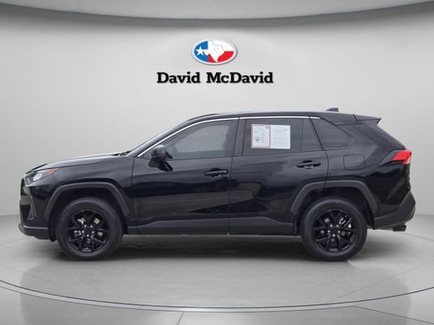 Used 2022 Toyota RAV4 LE FWD image 2