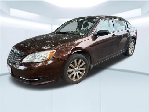 Used 2013 Chrysler 200 Touring FWD image 4