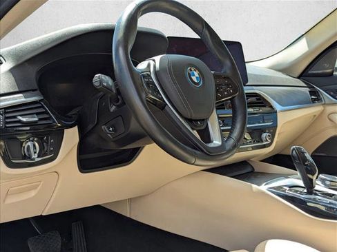 Used 2022 BMW 530e xDrive w/ Premium Package AWD/4WD image 9