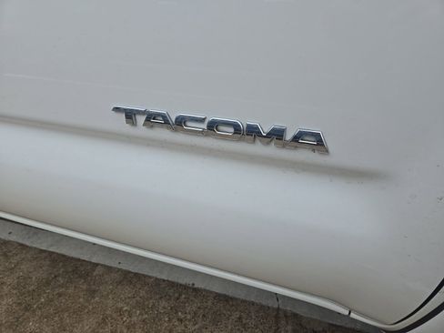 Used 2014 Toyota Tacoma PreRunner w/ SR5 Package image 9