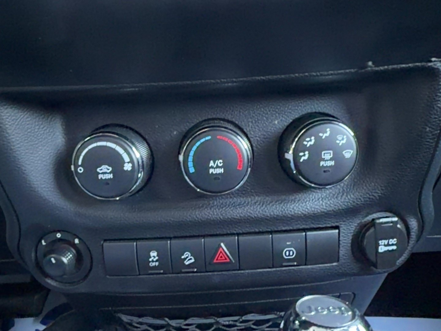 Used 2012 Jeep Wrangler Unlimited Sahara w/ Connectivity Group AWD/4WD image 11