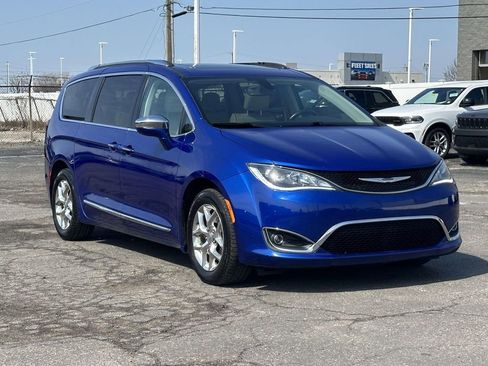 Used 2020 Chrysler Pacifica Limited image 1