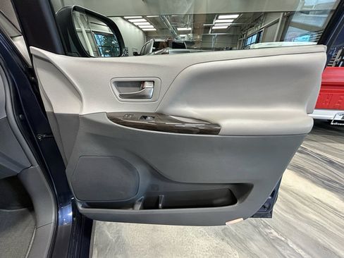 Used 2019 Toyota Sienna XLE w/ XLE Navigation Package FWD image 44