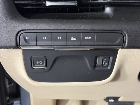Used 2023 Cadillac Escalade Premium Luxury AWD/4WD image 33