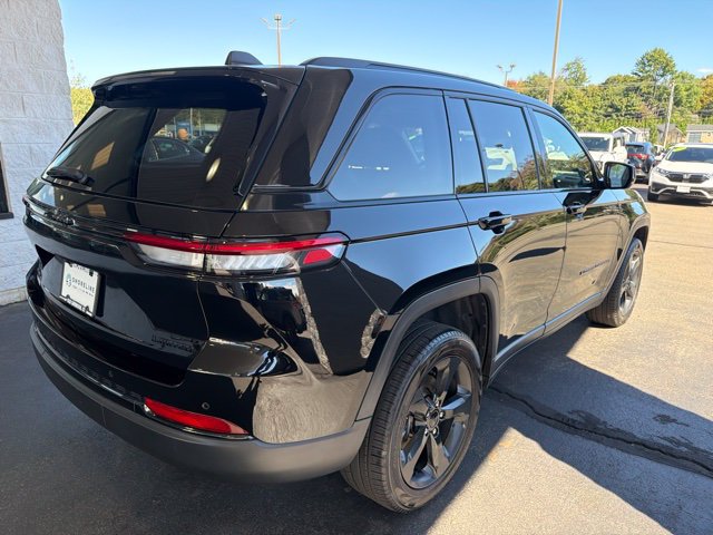 Used 2023 Jeep Grand Cherokee Limited w/ Black Appearance Package AWD/4WD image 5