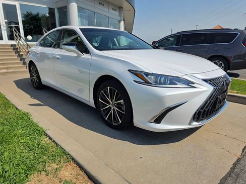 Used 2024 Lexus ES 300h w/ Premium Package FWD image 3