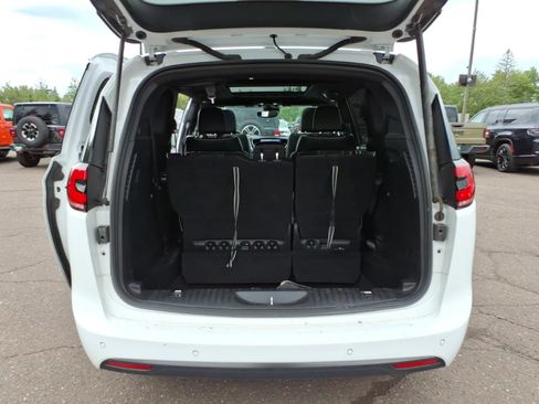 Used 2025 Chrysler Pacifica Limited FWD image 16