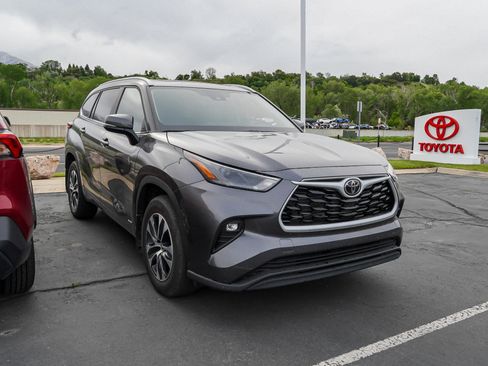 Certified 2025 Toyota Highlander XLE AWD/4WD image 2
