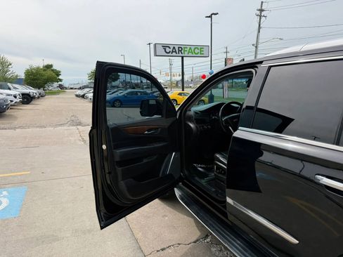 Used 2017 Cadillac Escalade Luxury AWD/4WD image 19