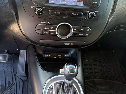 Used 2017 Kia Soul + image 10