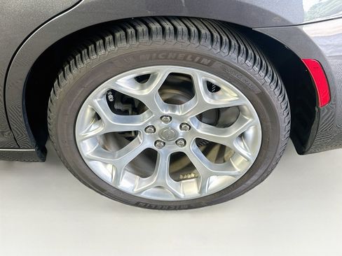 Used 2019 Chrysler 300 C RWD image 11
