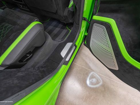 Used 2024 Lamborghini Urus Performante AWD/4WD image 30