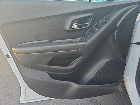 Certified 2021 Chevrolet Trax LT w/ LT Convenience Package FWD image 11