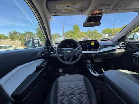 Used 2025 Chevrolet Trax LT FWD image 33