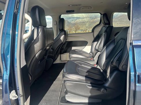 Used 2023 Chrysler Pacifica Touring-L image 11