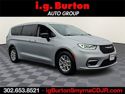 Used 2024 Chrysler Pacifica Touring-L image 1