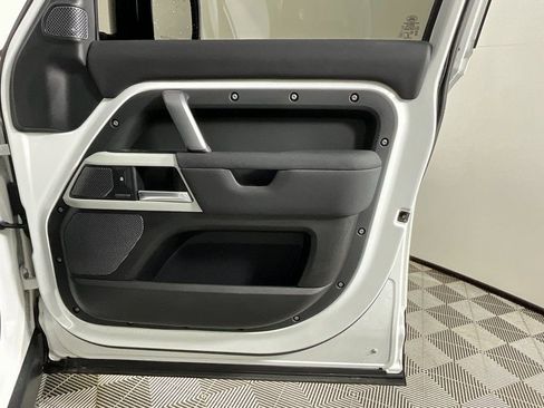 Used 2022 Land Rover Defender 110 X-Dynamic SE image 21