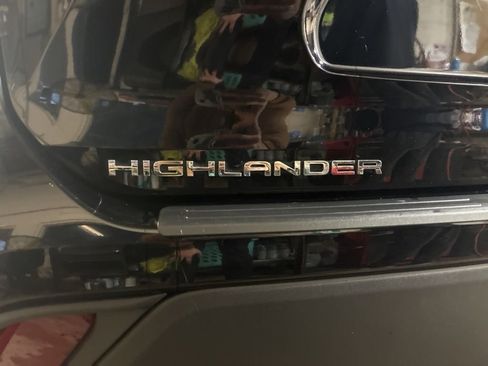 Used 2023 Toyota Highlander XLE image 26