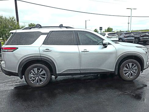 Used 2025 Nissan Pathfinder SV FWD image 5