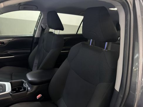 Used 2024 Toyota RAV4 LE AWD/4WD image 5