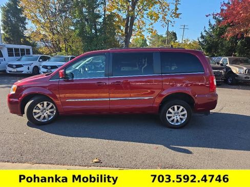 Used 2013 Chrysler Town & Country Touring image 6