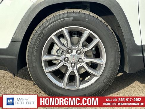 Used 2024 GMC Terrain SLT image 31