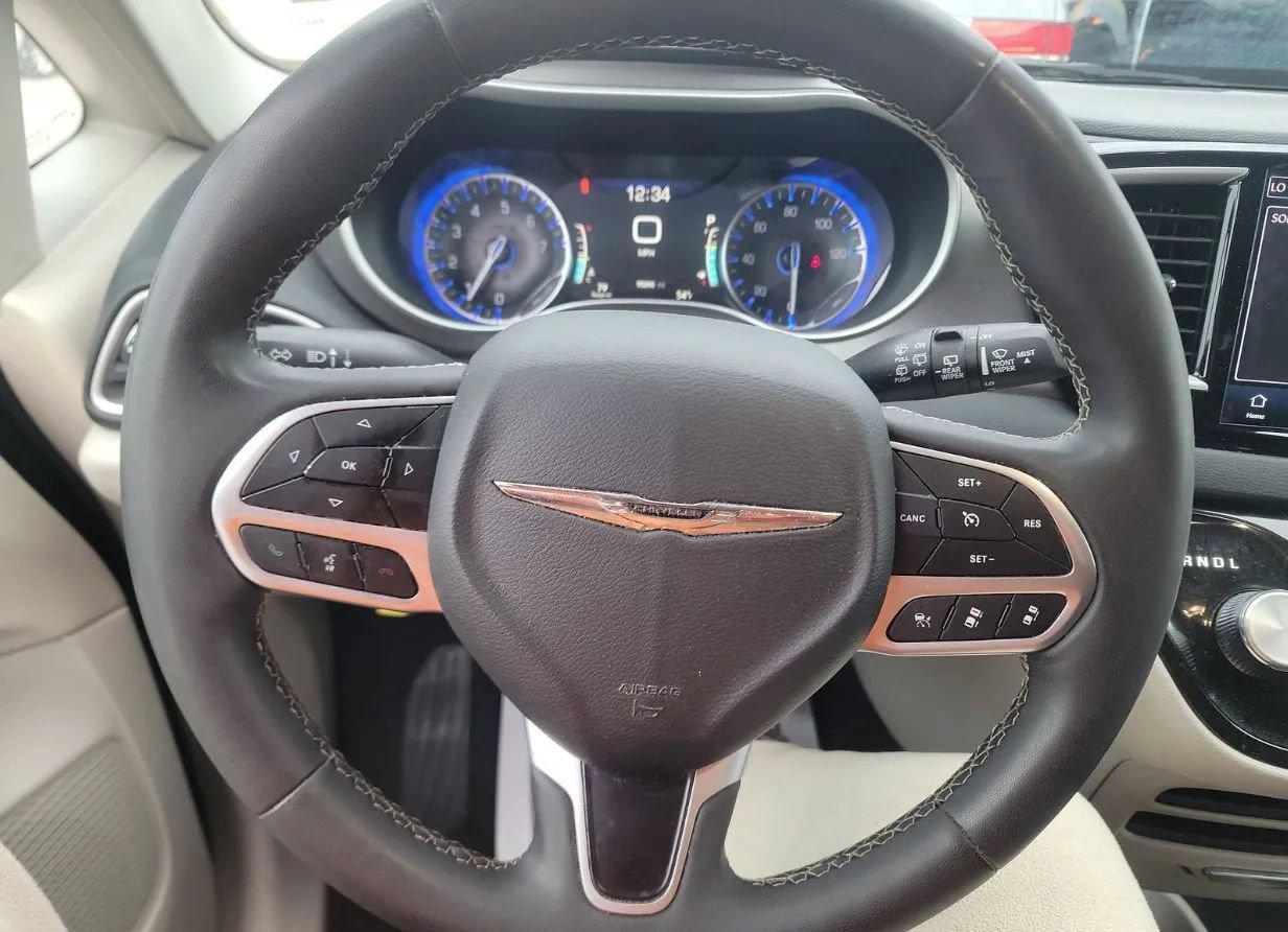 Used 2023 Chrysler Pacifica Touring-L FWD image 50