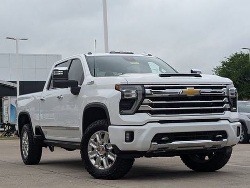 Used 2024 Chevrolet Silverado 2500 High Country w/ Technology Package AWD/4WD image 2