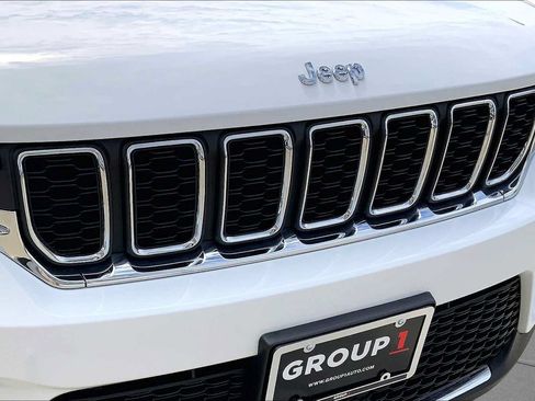 Used 2023 Jeep Grand Cherokee Laredo w/ Luxury Tech Group I AWD/4WD image 31