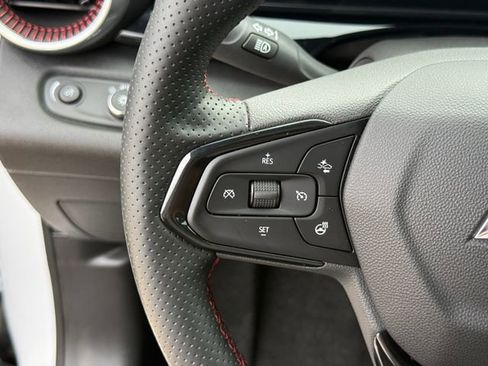 Used 2025 Chevrolet Trax RS w/ Sunroof Package FWD image 18