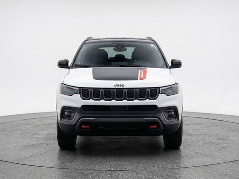 Used 2025 Jeep Compass Trailhawk w/ Trailer Tow Group AWD/4WD image 2
