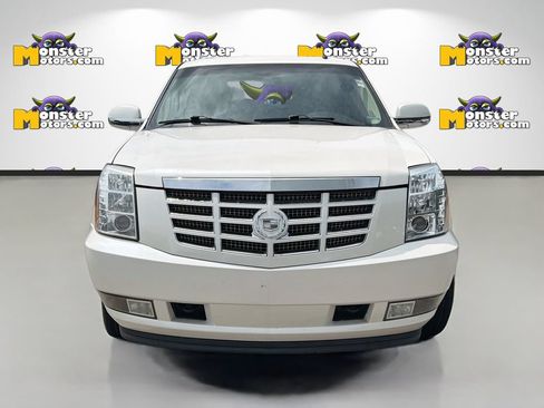 Used 2011 Cadillac Escalade ESV Premium RWD image 2
