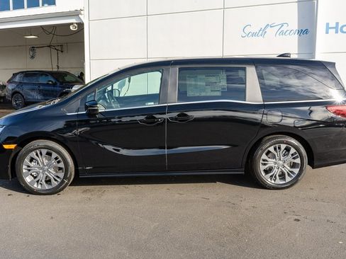 New 2026 Honda Odyssey Touring image 9
