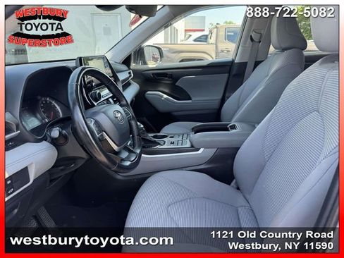 Used 2022 Toyota Highlander LE AWD/4WD image 19