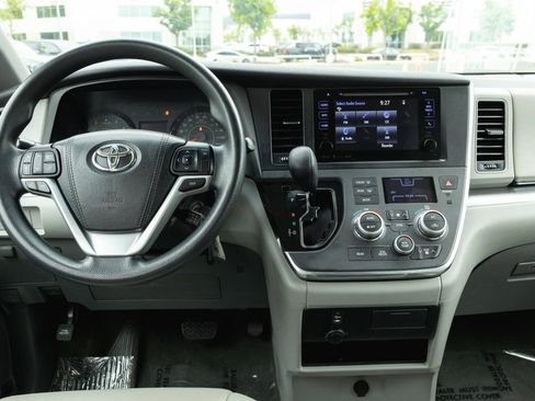 Used 2017 Toyota Sienna LE FWD image 27