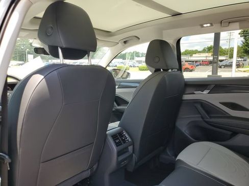 Certified 2025 Volkswagen Tiguan SE w/ Panoramic Sunroof Package AWD/4WD image 11