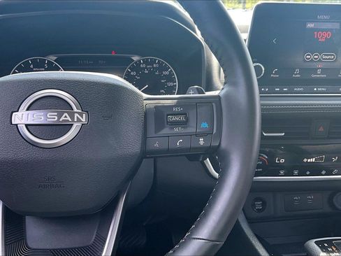 Used 2025 Nissan Rogue SV AWD/4WD image 13