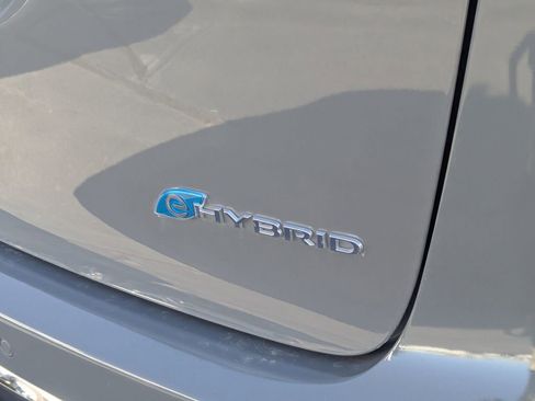 Used 2021 Chrysler Pacifica Touring image 5