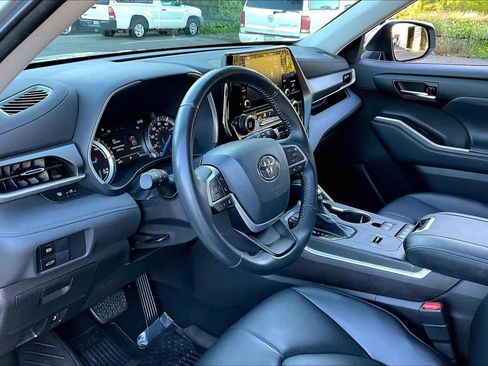 Used 2022 Toyota Highlander XLE image 17