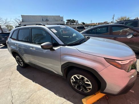 Used 2025 Subaru Forester Premium image 2