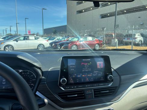 Used 2025 Nissan Altima 2.5 SV image 17