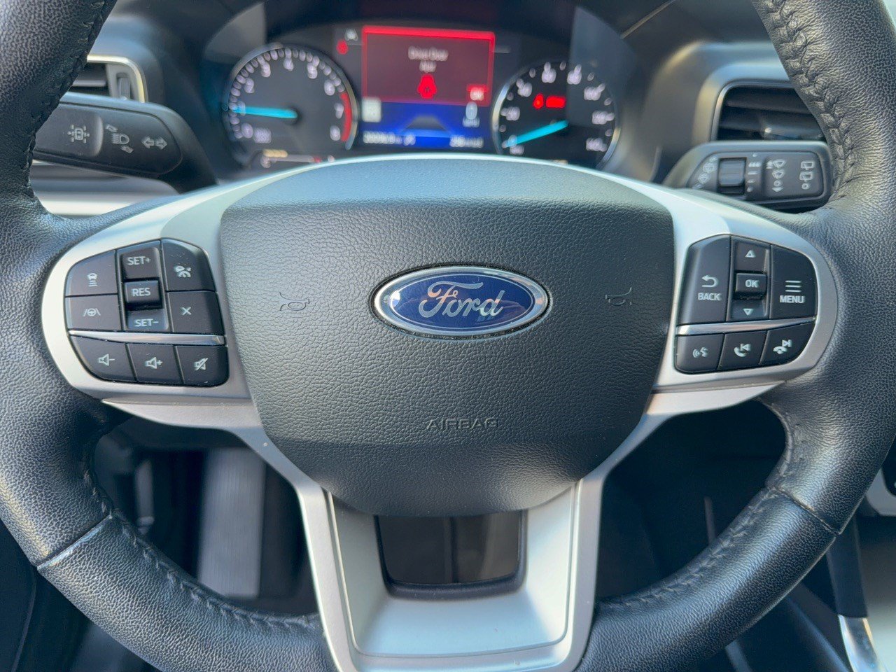 Used 2024 Ford Explorer XLT w/ Equipment Group 202A RWD image 10