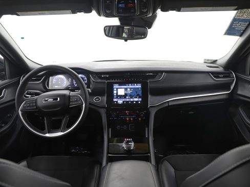 Used 2024 Jeep Grand Cherokee Altitude image 14