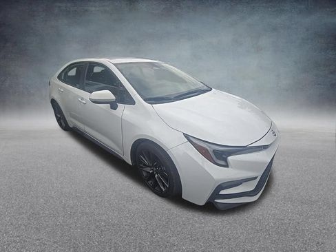 Used 2025 Toyota Corolla SE FWD image 2