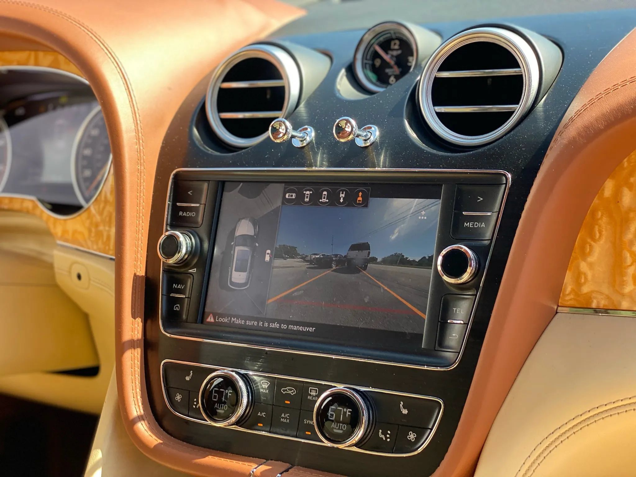 Used 2017 Bentley Bentayga AWD/4WD image 11