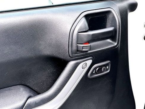 Used 2017 Jeep Wrangler Unlimited Sahara w/ Connectivity Group image 11