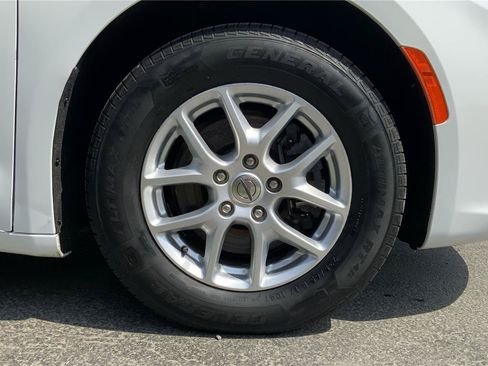 Used 2022 Chrysler Pacifica Touring-L FWD image 26